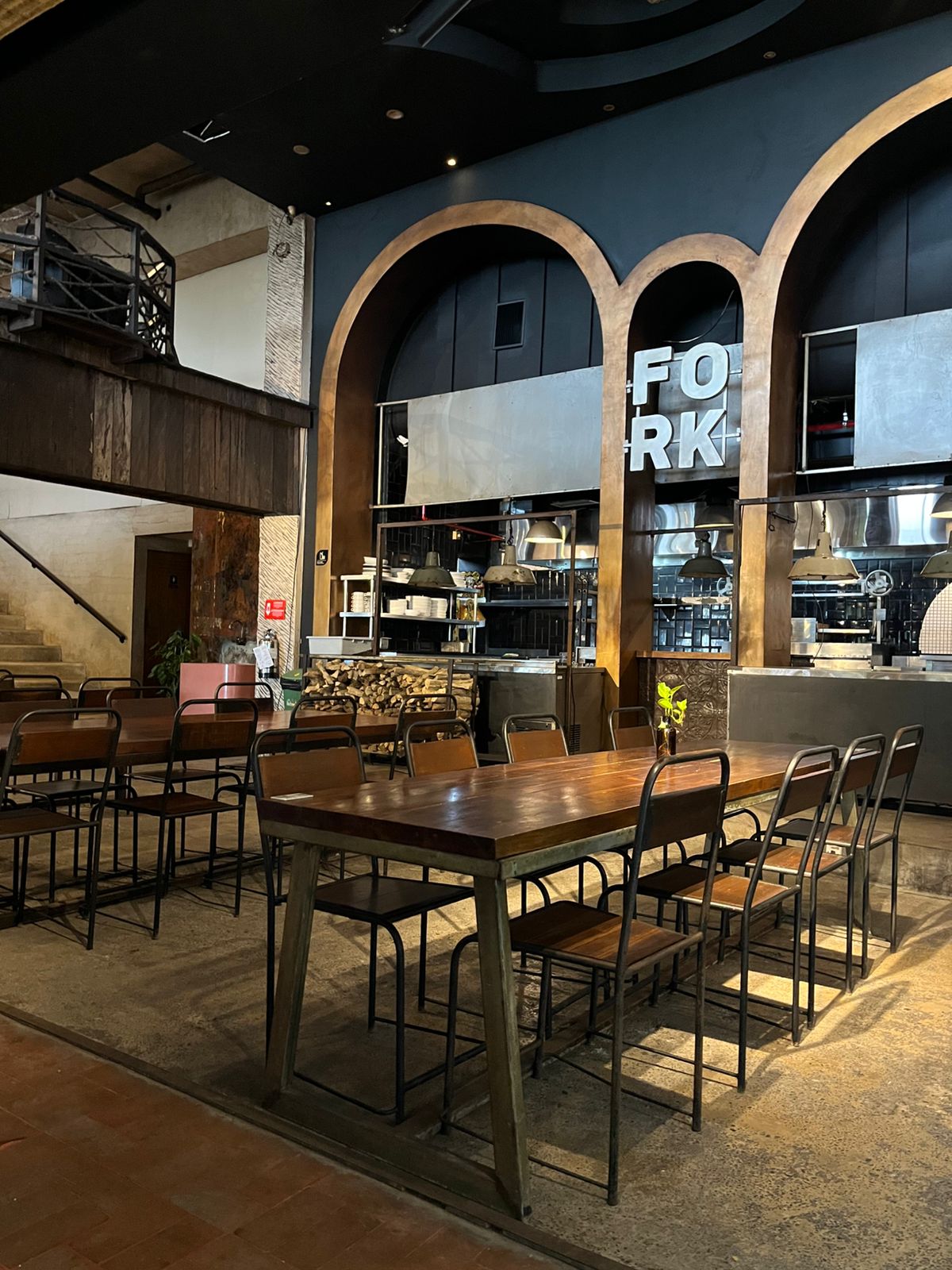 Area dining dan open kitchen FORK BALI dari sudut interior.