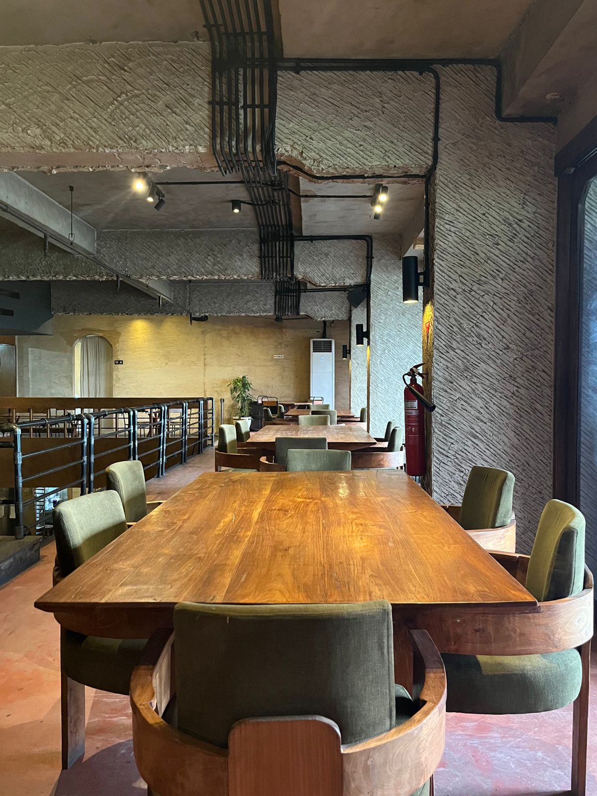Long-table dining setup di dalam FORK BALI.