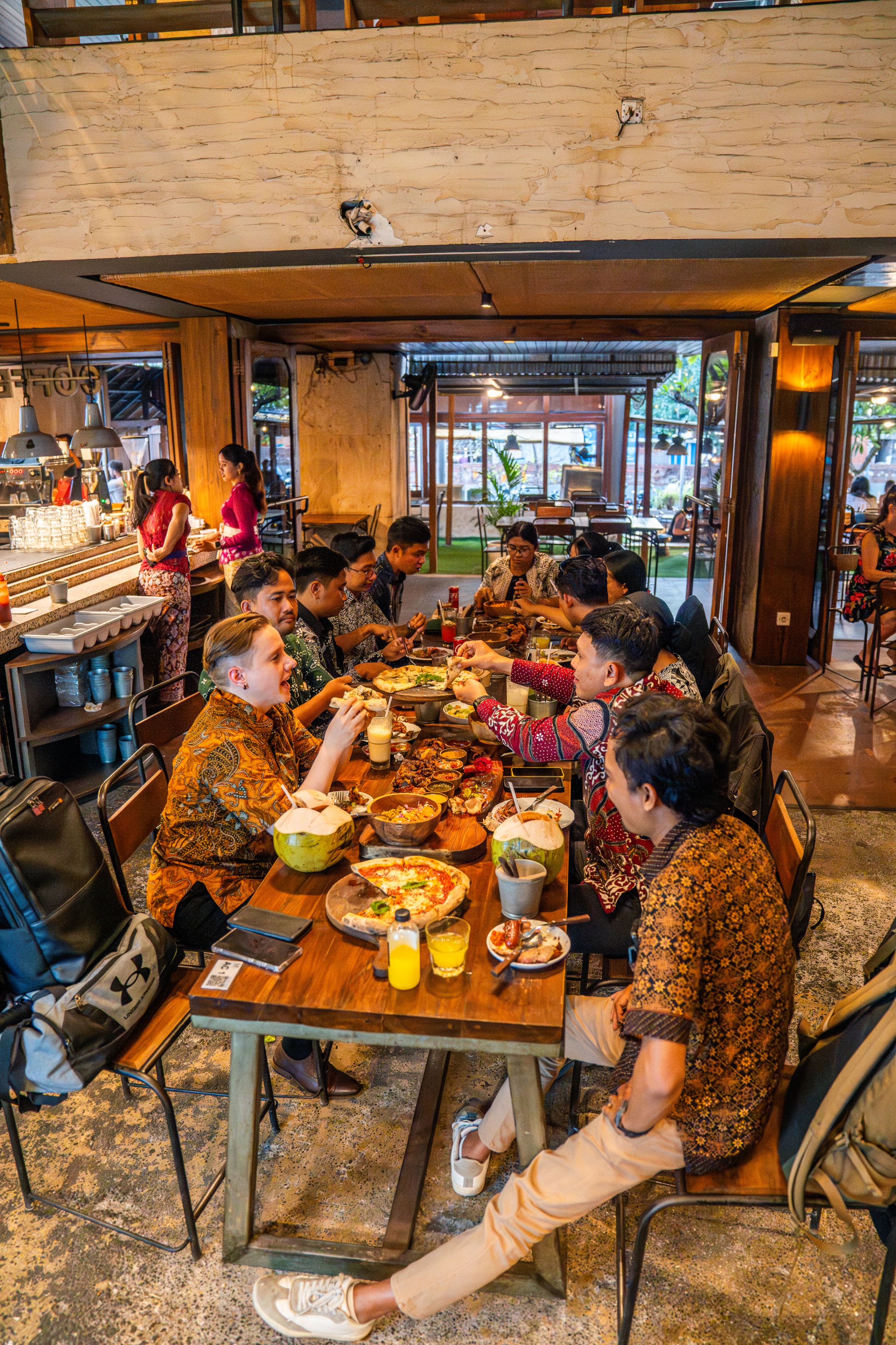 Group dinner di FORK BALI dengan meja panjang dan suasana ramai.